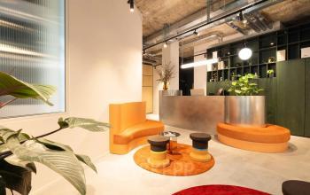 Moderner Empfangsbereich eines Büros in der Beethovenstrasse 48, Zürich Enge, mit stilvollen Möbeln und moderner Beleuchtung. Idealer Ort, um Bürofläche zu mieten.