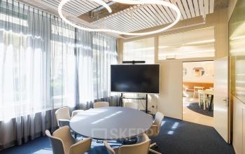 Helles Büro in der Beethovenstrasse 48, Zürich Enge, mit modernem Konferenzraum, großem Tisch und Stühlen. Ideal, um Bürofläche zu mieten.
