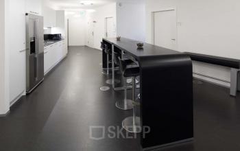 Schöne Küche im Bürogebäude in Zurich