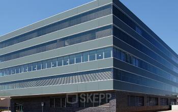Modern office space rental at Richtistrasse 7, Zürich East, showcasing the sleek exterior architecture.