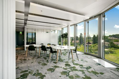 Farbenfrohe Business Lounge im Bürogebäude in Zürich