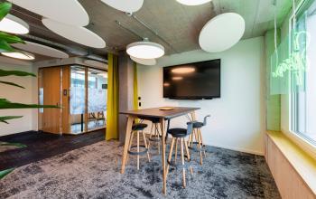 Moderne Bürofläche mieten in Zürich Seebach, Thurgauerstrasse 132, mit hohen Decken, stilvoller Einrichtung und abgetrenntem Besprechungsraum