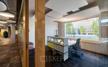 Modernes Büroraum mieten mit Glaswänden, natürlicher Belichtung und zeitgenössische Möblierung an der Thurgauerstrasse 132, Zürich Seebach.