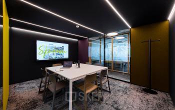 Modern gestalteter Büroraum mieten mit beleuchteter Decke und Glaswänden an der Thurgauerstrasse 132, Zürich Seebach.