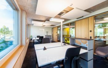 Modern ausgestatteter Büroraum mieten am Thurgauerstrasse 132 in Zürich Seebach mit hellen Arbeitsplätzen und komfortablen Sitzgelegenheiten.