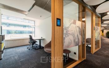 Modernes Büro zur Miete in der Thurgauerstrasse 132, Zürich Seebach, mit Bodenbelag, großen Fenstern und moderner Wandgestaltung.