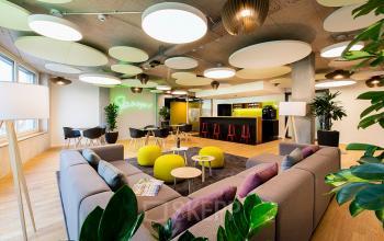 Modernes und helles Lounge-Büro in der Thurgauerstrasse 132, Zürich Seebach, zum Büroraum mieten.