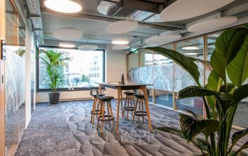 Moderne Büroraum mieten in Zürich Seebach, Schärenmoosstrasse 77, mit Stehtischen und entspannter Atmosphäre.