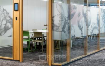 Moderne bürofläche mieten in Zürich Seebach, Schärenmoosstrasse 77, mit hellen Arbeitsplätzen und stilvoller Einrichtung.