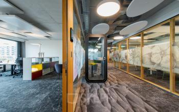 Moderne Bürofläche mieten in der Schärenmoosstrasse 77 in Zürich Seebach mit verglasten Besprechungsräumen und ergonomischen Arbeitsplätzen.