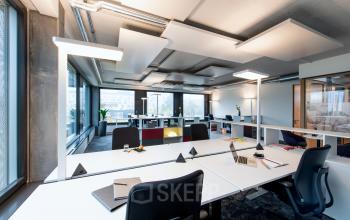 Modern gestalteter Büroraum mieten in Zürich Seebach, Schärenmoosstrasse 77, mit hellen Arbeitsplätzen und zeitgemäßer Einrichtung.