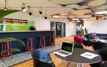 Modern gestalteter Büroraum mieten in Zürich Seebach, Schärenmoosstrasse 77, mit Lounge-Ecke und Arbeitsplätzen.