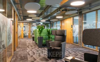 Modern gestalteter büroraum mieten in Schärenmoosstrasse 77, Zürich Seebach, mit bequemen Sitzmöglichkeiten und Pflanzen.