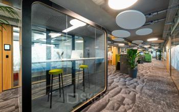 Modern gestalteter Büroraum mieten in Zürich Seebach, Schärenmoosstrasse 77, mit Glaswänden, hohen Stühlen und entspanntem Ambiente.