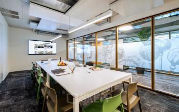 Modern gestalteter Büroraum mieten in Zürich Seebach, Schärenmoosstrasse 77, mit heller Beleuchtung und stilvoller Einrichtung.