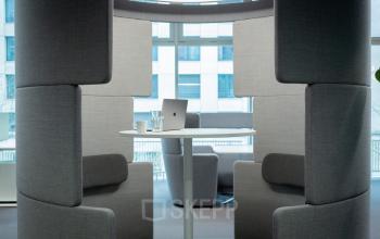 Moderner, möblierter Büroraum in der Elias-Canetti-Strasse 2, Zürich Seebach, ideal für kreatives Arbeiten. Komfortable Sitzmöglichkeiten und ein heller, offener Bereich zeichnen diesen Raum aus. Perfekte Gelegenheit, Bürofläche zu mieten.