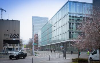 Modernes Bürogebäude zur Bürofläche mieten in Elias-Canetti-Strasse 2, Zürich Seebach, mit gläserner Fassade und urbaner Umgebung.