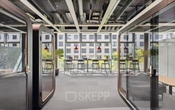 Modernes Büro in der Elias-Canetti-Strasse 2, Zürich-Seebach, ideal für den Büroraum mieten, mit stilvollen Sitzbereichen und Blick auf die Stadt.
