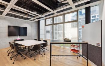 Modernes Besprechungszimmer zur Miete in Zürich Seebach, Elias-Canetti-Strasse 2. Helle Bürofläche mit großen Fenstern und moderner Ausstattung, ideal für Meetings und Präsentationen.