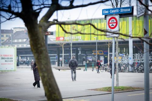 Außenansicht an der Elias-Canetti-Strasse 2 in Zürich Seebach, geeignet für Bürofläche mieten in zentraler Lage.