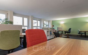 Modern eingerichtetes Büro zum Mieten in Kreuzstrasse 24, Zürich Seefeld, mit hellen Arbeitsbereichen und grüner Wandgestaltung.