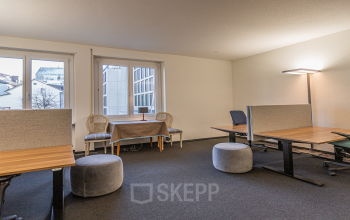 Heller Büroraum mit modernen Schreibtischen und bequemen Sitzgelegenheiten in der Kreuzstrasse 24, Zürich Seefeld, ideal zum büroraum mieten.