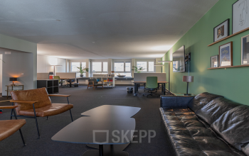 Moderne Bürofläche mieten in Zürich Seefeld, Kreuzstrasse 24, mit gemütlicher Sitzecke und hell gestalteten Arbeitsplätzen.