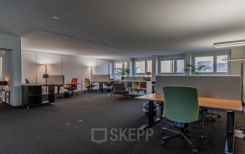 Moderne Bürofläche mieten in der Kreuzstrasse 24, Zürich Seefeld, mit hellen Arbeitsplätzen und praktischer Einrichtung.