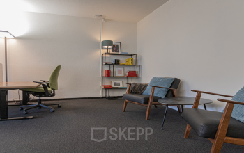 Moderne und gut ausgestattete Büroraum mieten in Zürich Seefeld, Kreuzstrasse 24, mit Schreibtisch und Sitzbereich.