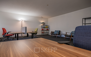 Modern eingerichtete Büroraum mieten in Kreuzstrasse 24, Zürich Seefeld, mit Bürostühlen und einem Regal.