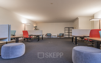 Möbliertes Büro zur Miete in der Kreuzstrasse 24, Zürich Seefeld mit modernen Arbeitsplätzen und komfortablen Stühlen.