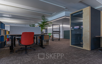 Modern and well-equipped office space rental at Dufourstrasse 43, Zürich Seefeld, featuring sleek desks and comfortable seating areas.