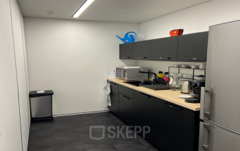 Modern pantry area in office space rental at Dufourstrasse 43, Zürich Seefeld, equipped with appliances and storage cabinets.