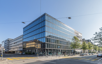 Modern office space rental at Dufourstrasse 43 in Zürich Seefeld with a sleek glass facade and urban setting.