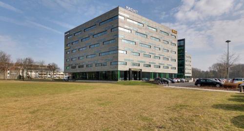 Exterior view of office building at Zwartewaterallee 48, Zwolle, suitable for office space rental.