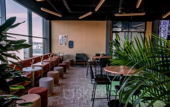 Modern office space at Ceintuurbaan 28, Zwolle, with stylish seating and ample natural light, ideal for office space rental.