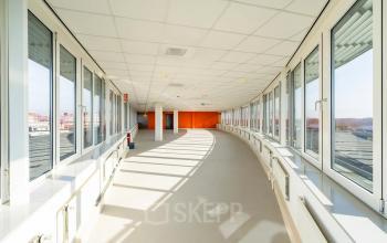 Bright, spacious office corridor with large windows at Dokter van Deenweg 1 in Zwolle, available for office space rental.