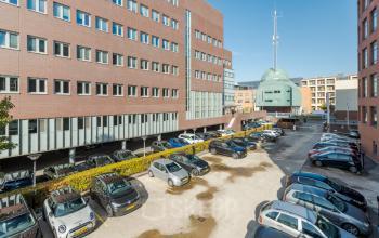 Exterior view of office building at Zuiderzeelaan 15-25, Zwolle, featuring ample parking space. Ideal location for office space rental.