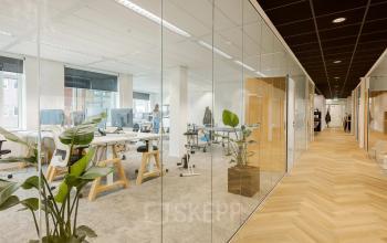 Bright office space to rent on Zuiderzeelaan 15-25, Zwolle with modern furnishings and ample natural light.