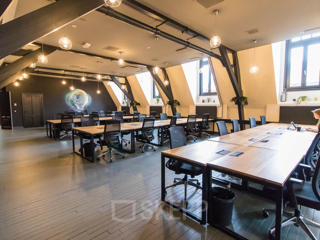 Werkplekken in kantoorruimte aan de Nieuwezijds Voorburgwal Raadhuis 40829