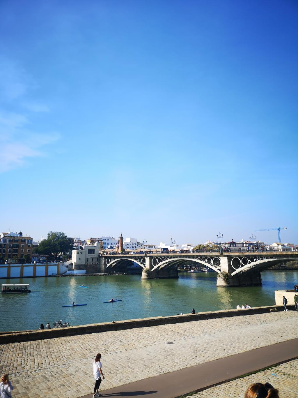 Vista del Puente de Isabel II o  Puente de Triana, como se le conoce popularment