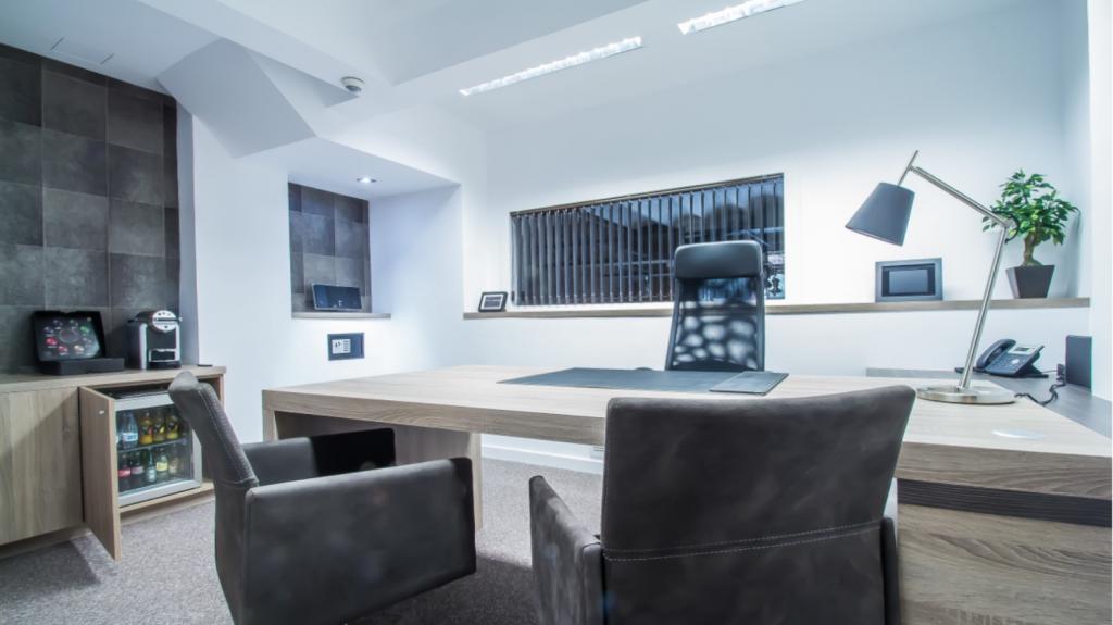 Estas oficinas del Carrer d'Aribau vienen equipadas con mobiliario moderno.