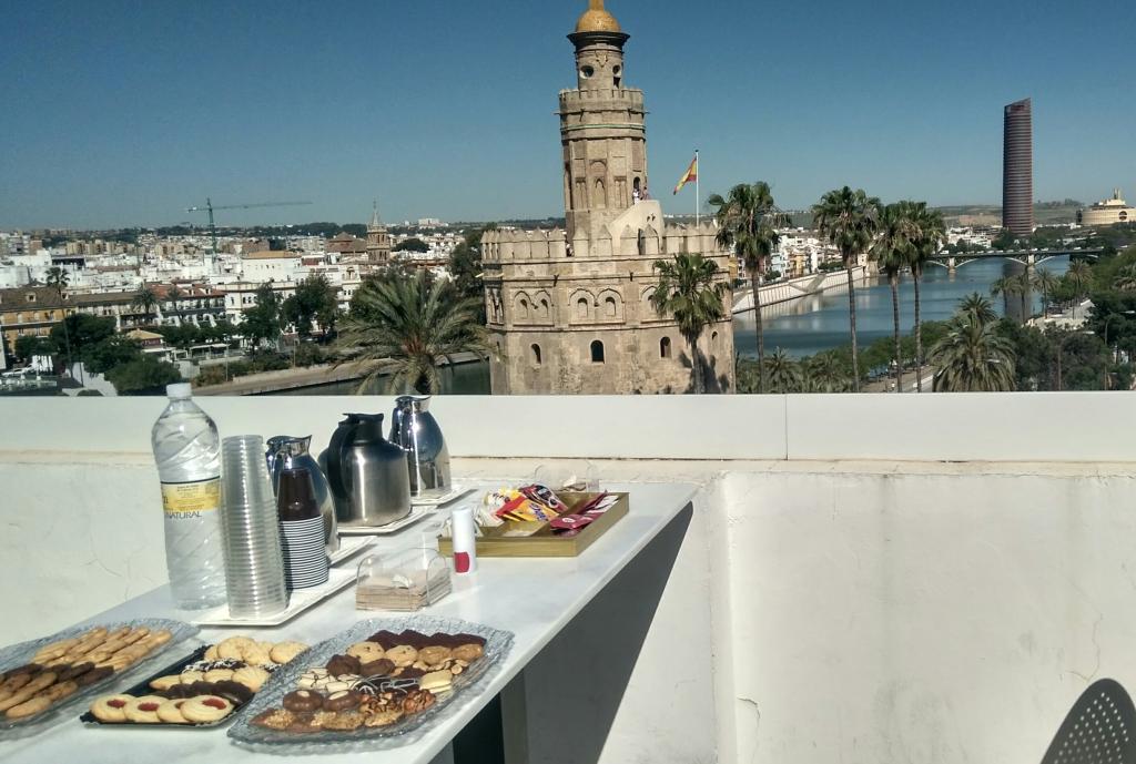 Disfruta de un desayuno desde la terraza de estas oficinas en el Paseo de las De