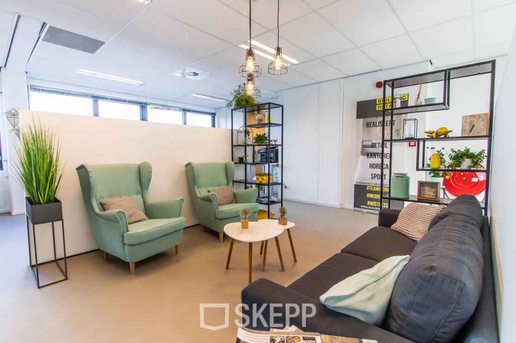 Business Lounge im Bürogebäude - SKEPP