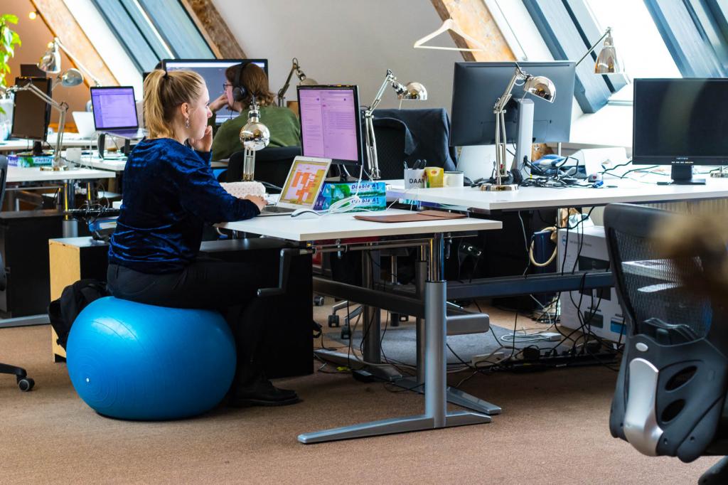 Verander af en toe van werkhouding