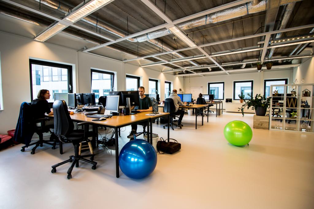 buero-mit-ergonomischen-moebeln