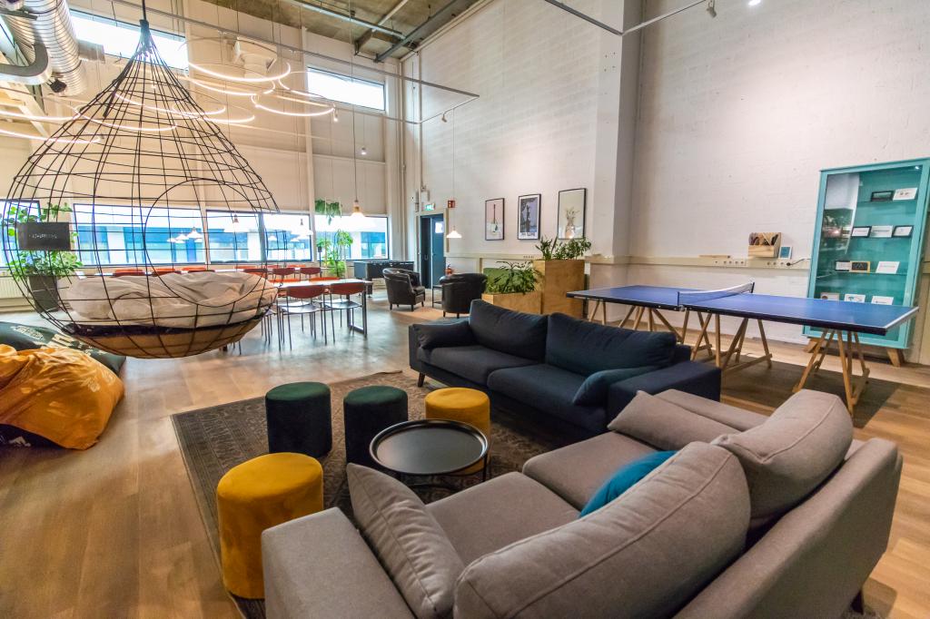 gemuetliche-lounge-mit-sofas