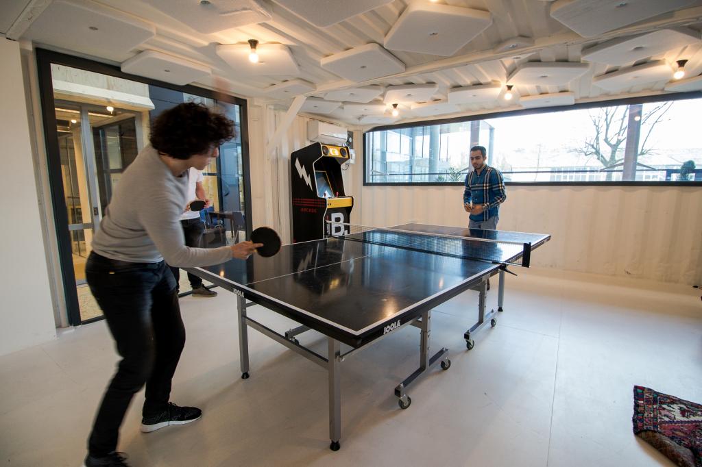 ¿Te apetece jugar un partido de tenis de mesa en el trabajo?