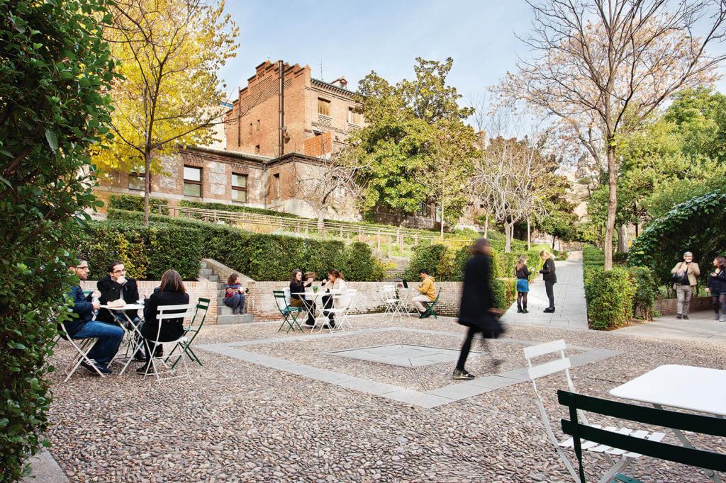 Un puesto de trabajo con vistas a este jardín