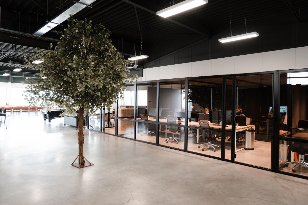 Große schwarze Meetingboxen in einem Open Space Bereich